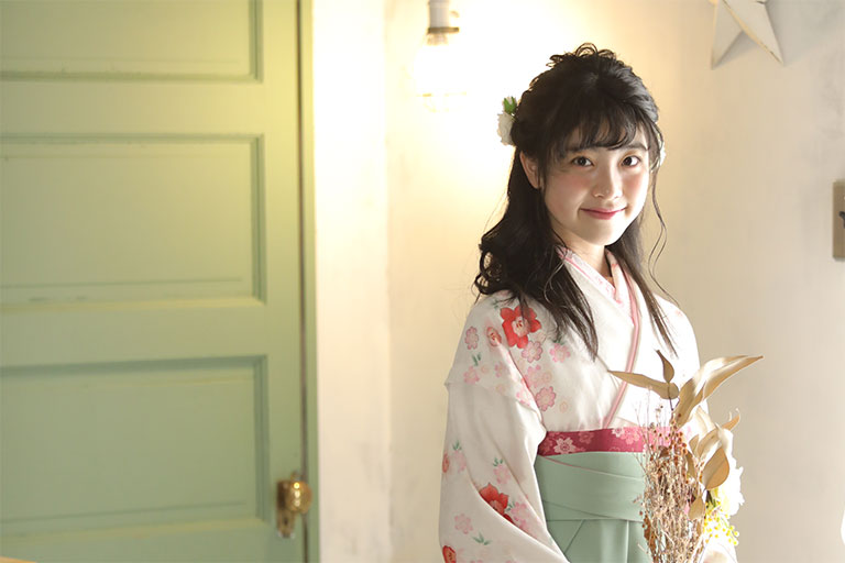 卒業袴を着た女の子の写真