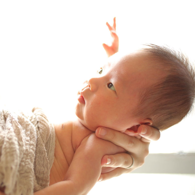 子どもがご飯を食べる写真