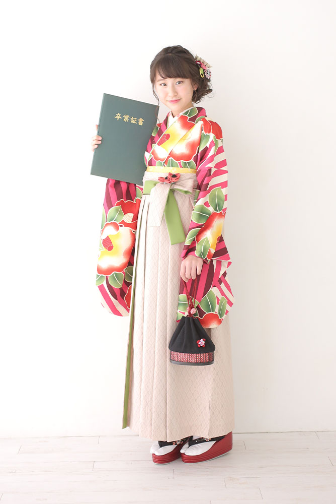 袴を着た女の子の全身写真その1