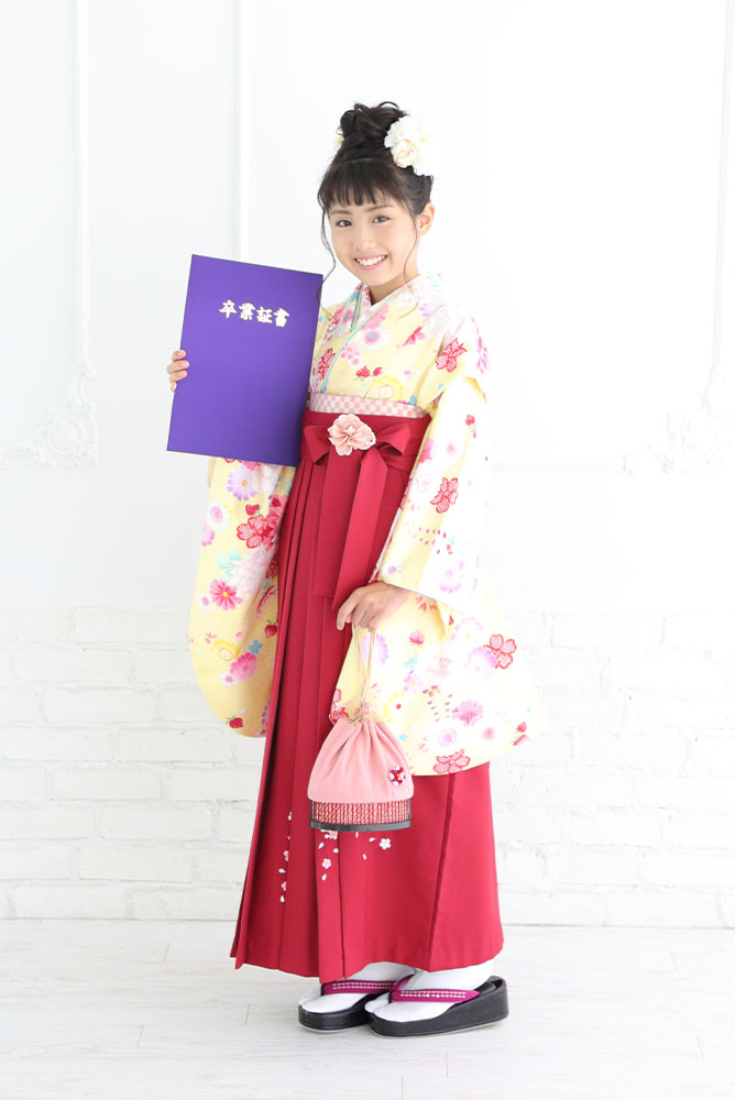 袴を着た女の子の全身写真その2